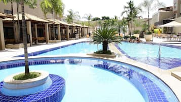 Piscine extérieure, parasols de plage, chaises longues