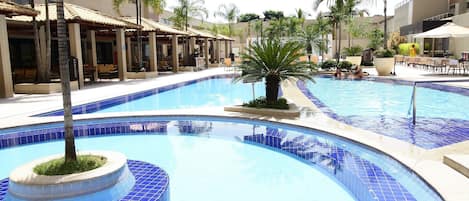 Außenpool, Sonnenschirme, Liegestühle