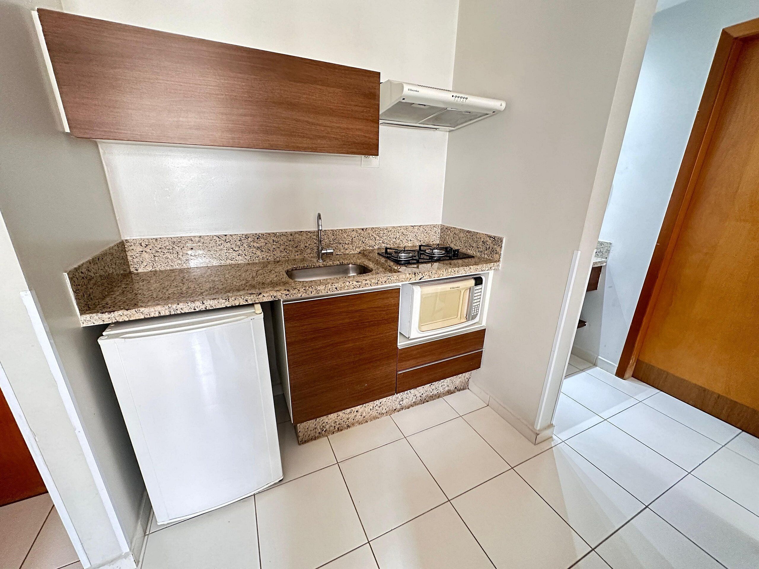 Mikrobølgeovn og kjøkkenutstyr