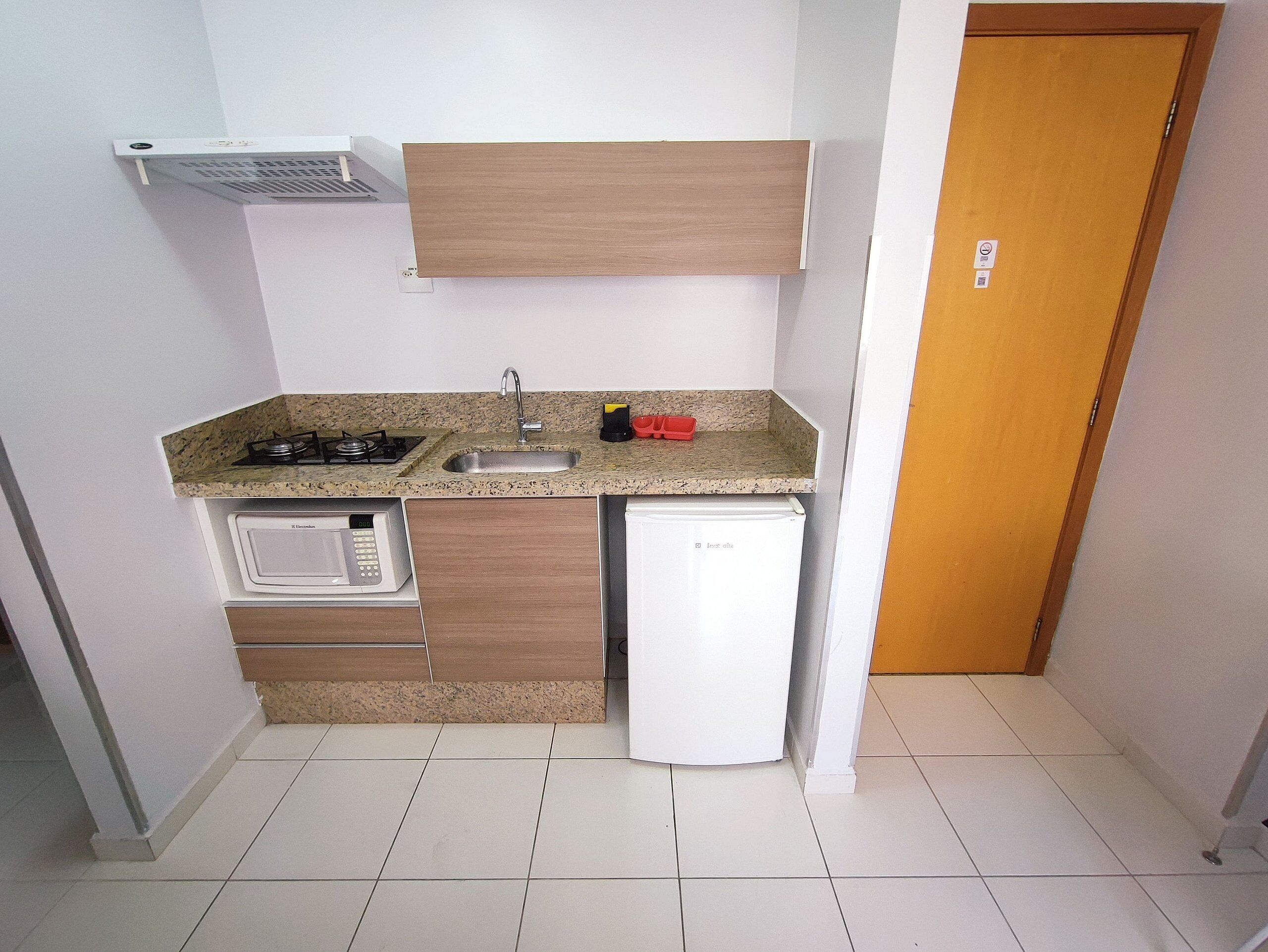 Microwave, cookware/dishes/utensils