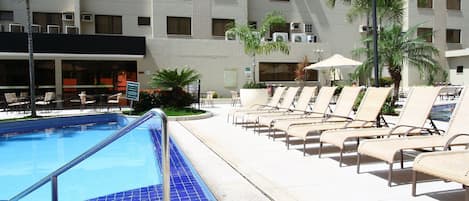Piscine extérieure, parasols, chaises longues