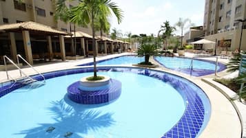Piscine extérieure, parasols de plage, chaises longues