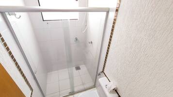 Dusj, regndusjhode, bidé og såpe