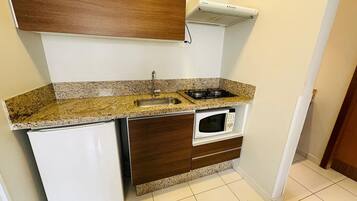 Appartement | Cuisine privée | Micro-ondes, batterie de cuisine, vaisselle et ustensiles