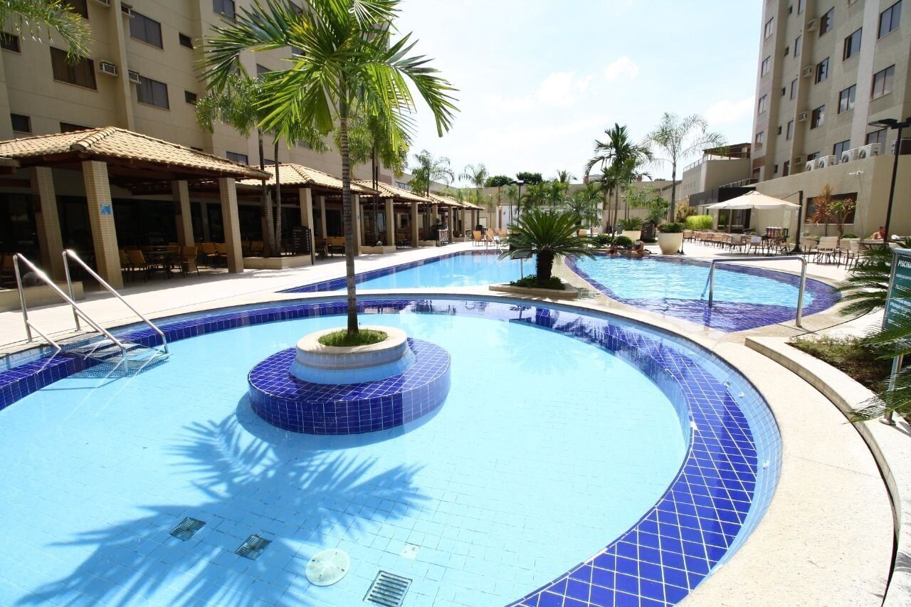 Piscine extérieure, parasols, chaises longues