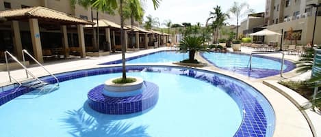 Piscine extérieure, parasols, chaises longues
