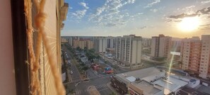 A cityscape with high-rise buildings, a clear sky, and a sunset. - Thermas Boulevard (Caldas Novas)