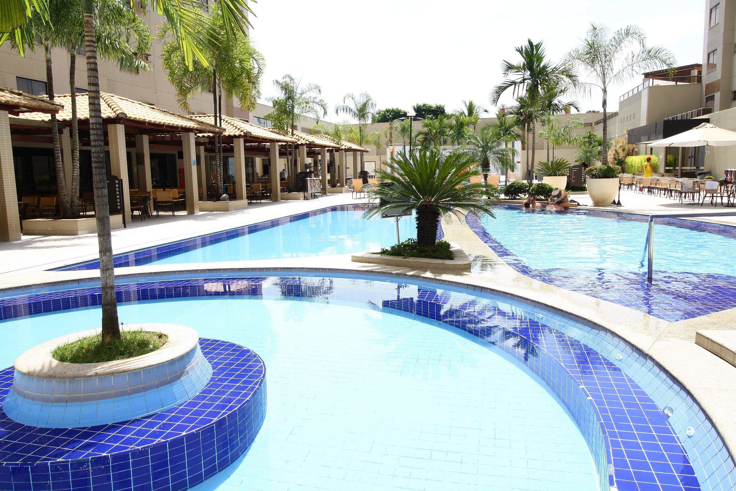 Kolam renang outdoor, dengan payung kolam renang dan kursi berjemur