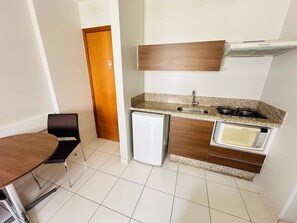 Basic Apartment | Private kitchen | Microwave, cookware/dishes/utensils