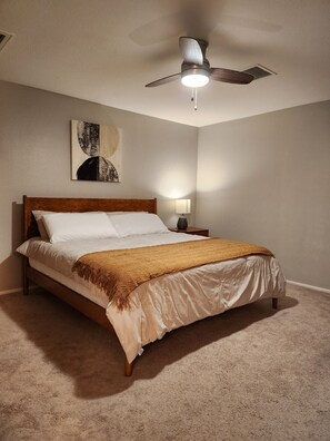 4 habitaciones, escritorio, tabla de planchar con plancha y wifi 