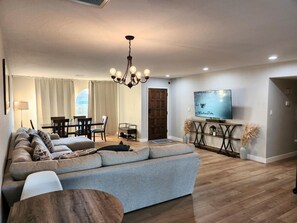 Smart TV, chimenea y futbolito 