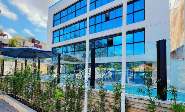 Una piscina al aire libre