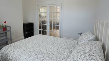 4 bedrooms, desk, iron/ironing board, free WiFi