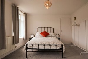4 slaapkamers, een bureau, een strijkplank/strijkijzer, gratis wifi