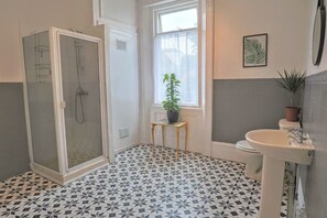 Een douche, een haardroger, handdoeken, zeep