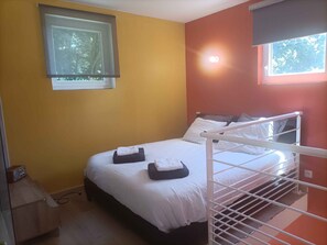 9 bedrooms, WiFi, bed sheets