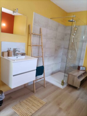 Shower, jetted tub, hair dryer, bidet