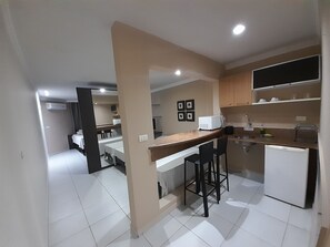 Apartamento | Cozinha privada | Frigobar, micro-ondas, liquidificador