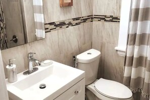 Dusche, Haartrockner, Bidet, Handtücher