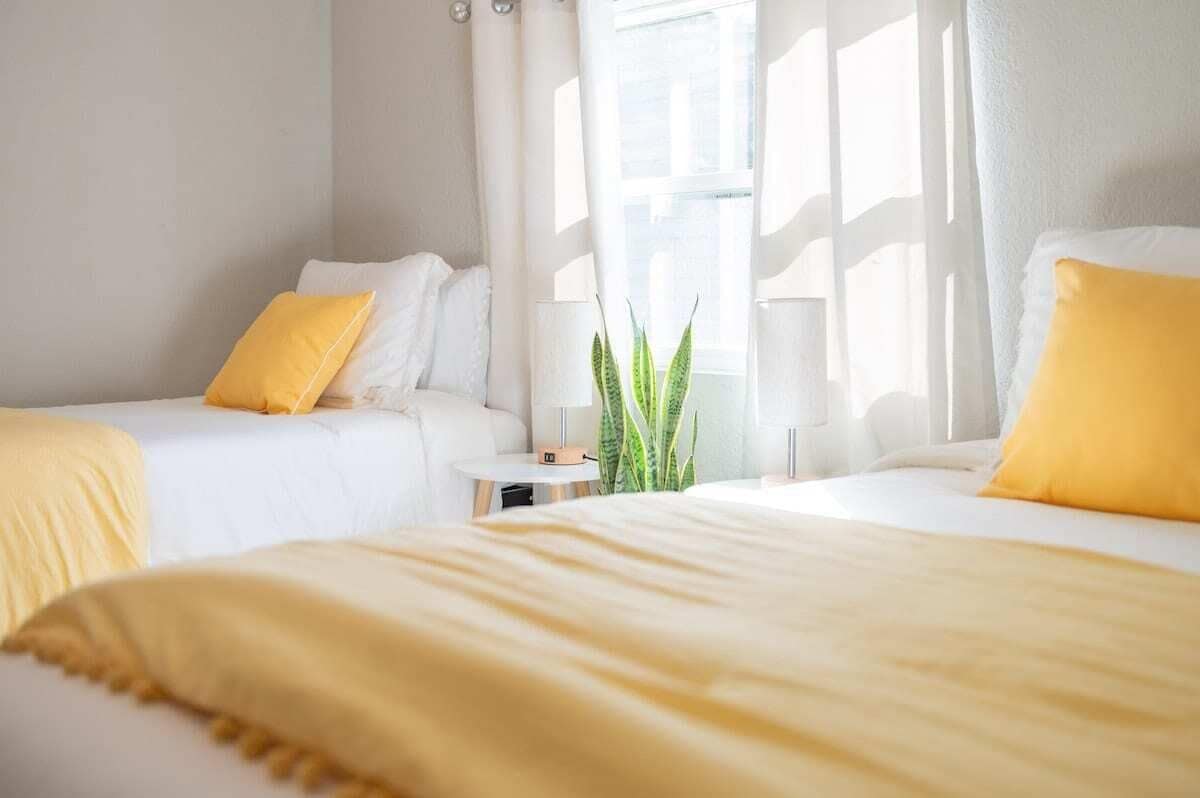 3 slaapkamers, een strijkplank/strijkijzer, reisbedje, wifi