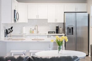 Fridge, microwave, oven, stovetop - 3/2 Downtown Lakeland Family & Pet Friendly Home (Lakeland)