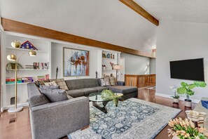 Smart TV, fireplace, books - Upscale w/ Views, Fireplace, Close to Ski Resorts (Salt Lake City)