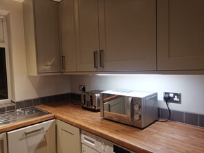 Frigorifero, microonde, forno, piano cottura
