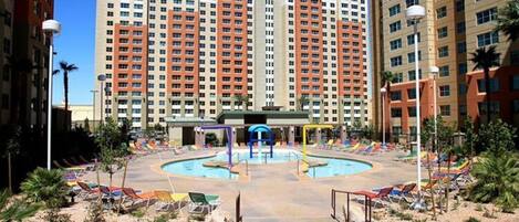 Alberca al aire libre y alberca climatizada