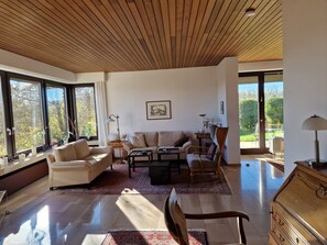 Fernseher, DVD-Player, Bücher, Musikbibliothek