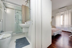 淋浴設備、風筒、坐浴桶、提供毛巾