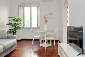 Smart TV - Domus Lou Luxury Apartment in Trastevere Rome (Roma)