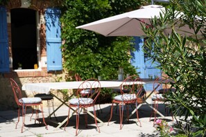 Outdoor dining - Wellness villa in the countryside with saltwater pool and sauna (Simorre, Brandelin)