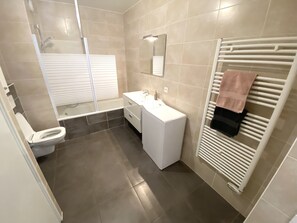 Haartrockner, Handtücher, Toilettenpapier