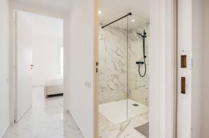 Suihku, poreamme, hiustenkuivaaja, pyyhkeet