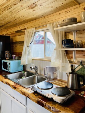 Réfrigérateur, micro-ondes, cafetière/bouilloire, bouilloire électrique