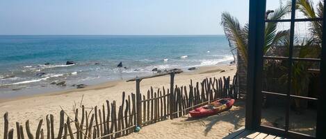Plage, chaises longues