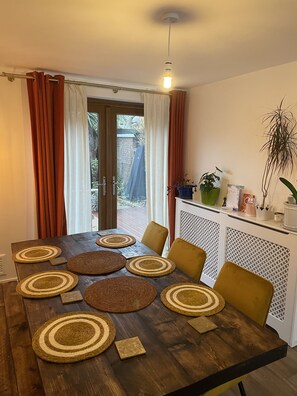 Dining - 3 bed house in East Ham , east london with a garden (London)