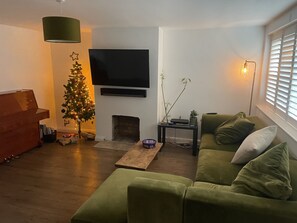 Living area - 3 bed house in East Ham , east london with a garden (London)