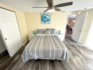 3 chambres, bureau, fer et planche Ă repasser, lit parapluie