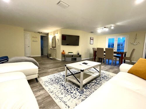 Private House with Heated Pool, Close to Attractions!