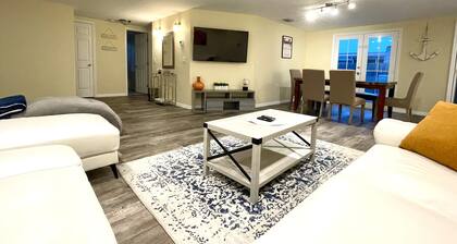 Private House with Heated Pool, Close to Attractions!