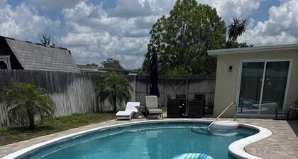 Private House with Heated Pool, Close to Attractions!