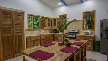 Geladeira, fogão, cooktop, cafeteira/chaleira