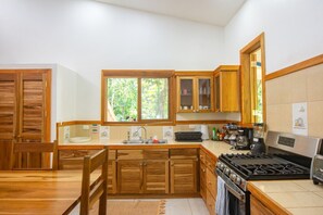 Réfrigérateur, four, plaque de cuisson, cafetière/bouilloire