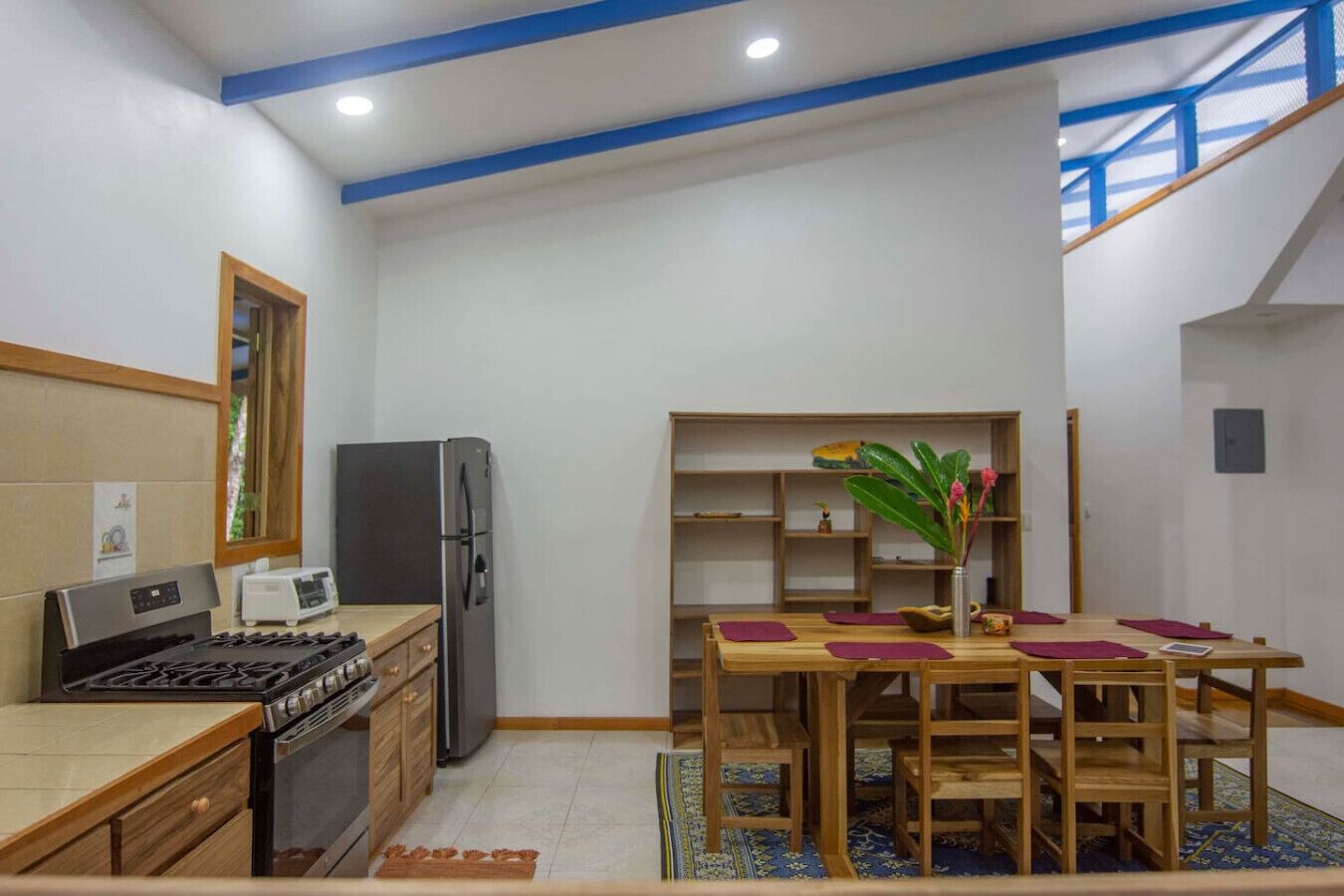 Réfrigérateur, four, plaque de cuisson, cafetière/bouilloire