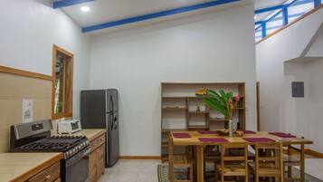 Réfrigérateur, four, plaque de cuisson, cafetiÚre/bouilloire