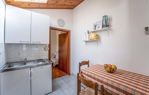 Réfrigérateur, plaque de cuisson, cafetière/bouilloire