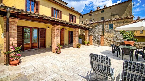 A courtyard with a patio, outdoor seating, and a stone wall. - Pet friendly home in Mazzolla (Mazzolla)