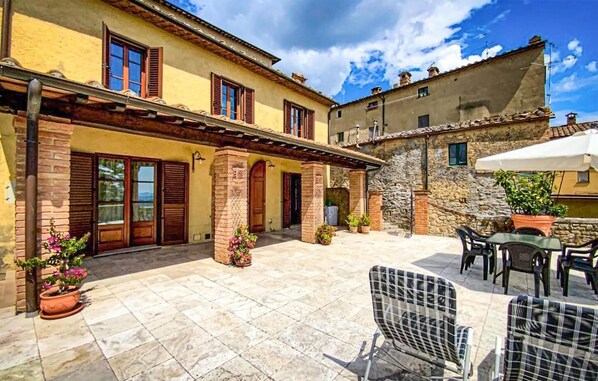 Outdoor dining - Lovely home in Mazzolla with WiFi (Mazzolla)