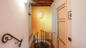 A staircase with a wooden handrail and a metal spiral balustrade. - Pet friendly home in Mazzolla (Mazzolla)
